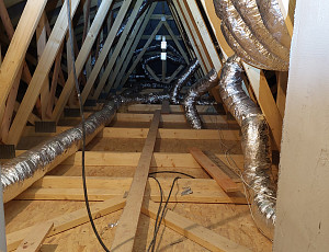 Zateplení stropu novostavby typu bungalov pomocí foukané izolace